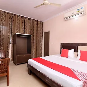 Hotel Oyo 24423 Royal